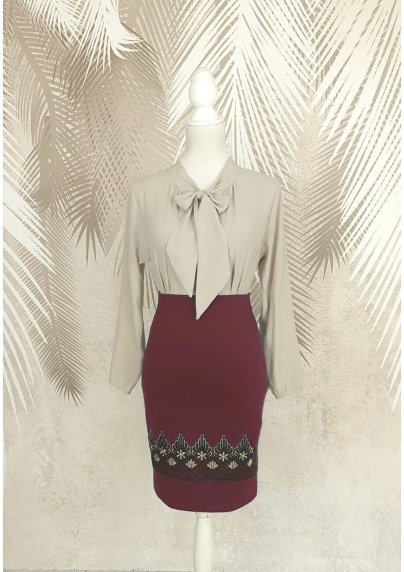 Compleu bluza bej si fusta conica visinie cu broderie Eva