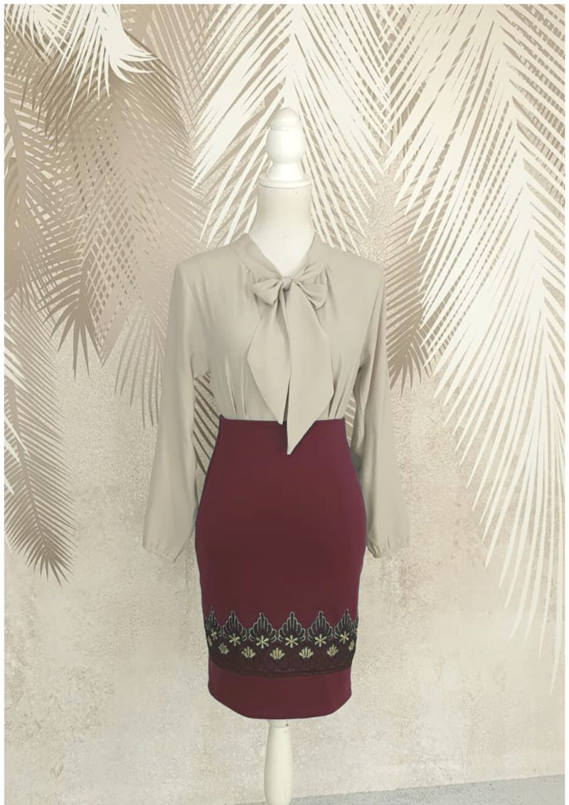 Compleu bluza bej si fusta conica visinie cu broderie Eva