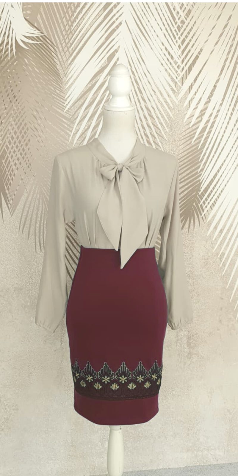 Compleu bluza bej si fusta conica visinie cu broderie Eva