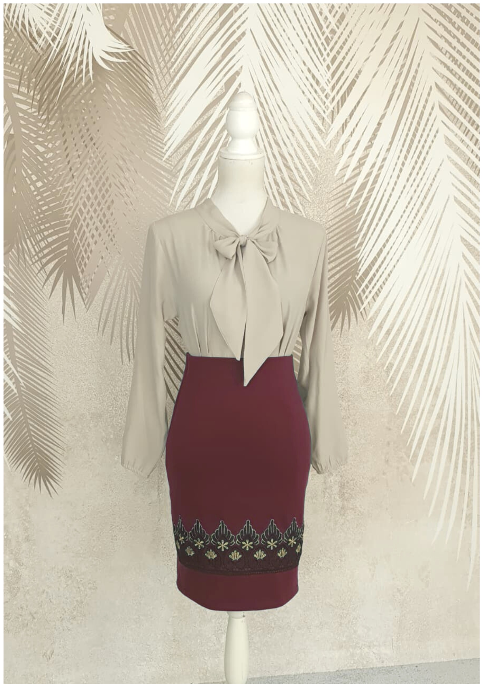 Compleu bluza bej si fusta conica visinie cu broderie Eva