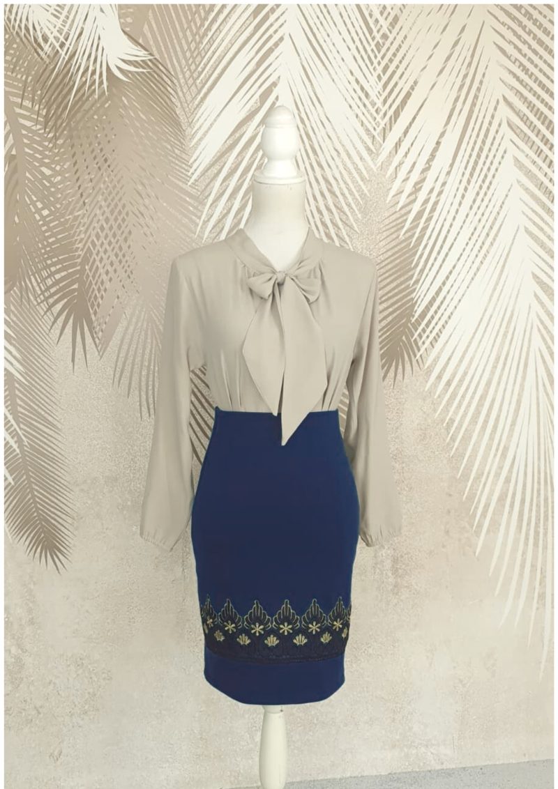 Compleu bluza bej si fusta conica bleumarin cu broderie Eva