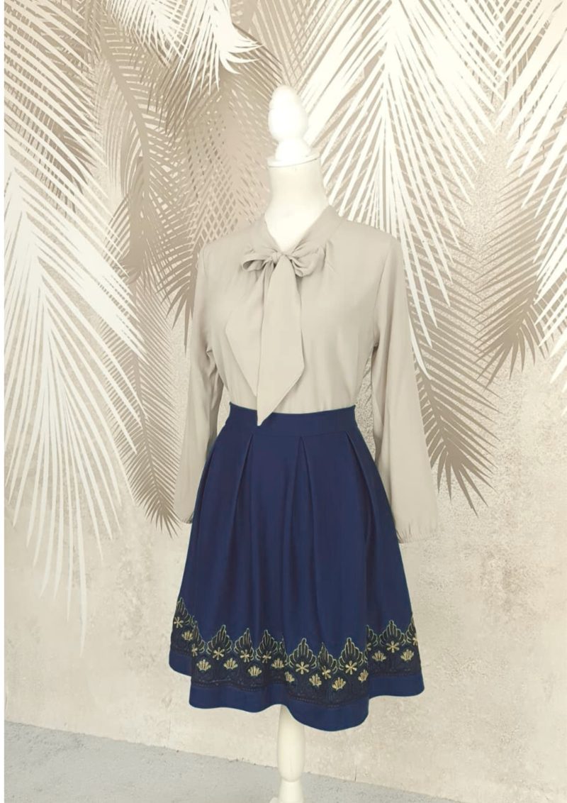 Compleu bluza bej si fusta bleumarin in pliuri cu broderie Eva