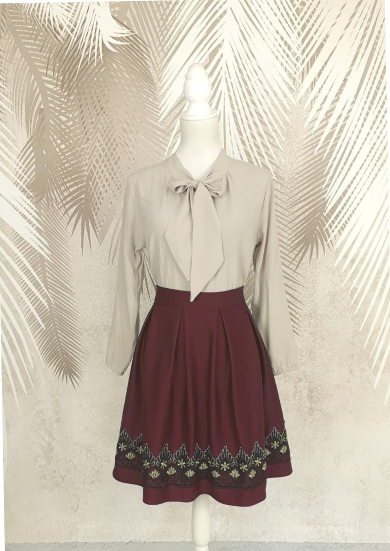 Compleu bluza bej si fusta visinie in pliuri cu broderie Eva