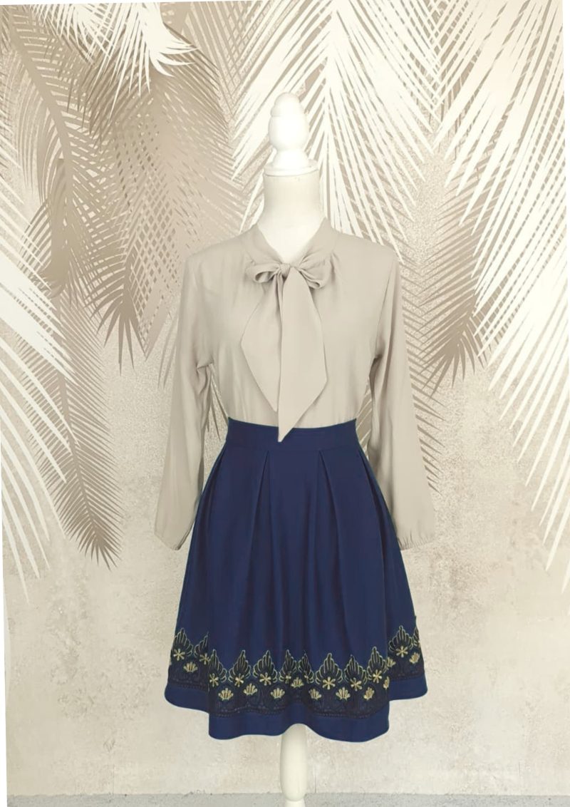 Compleu bluza bej si fusta bleumarin in pliuri cu broderie Eva