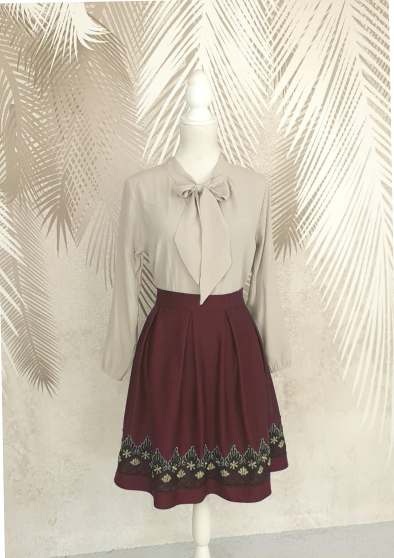 Compleu bluza bej si fusta visinie in pliuri cu broderie Eva