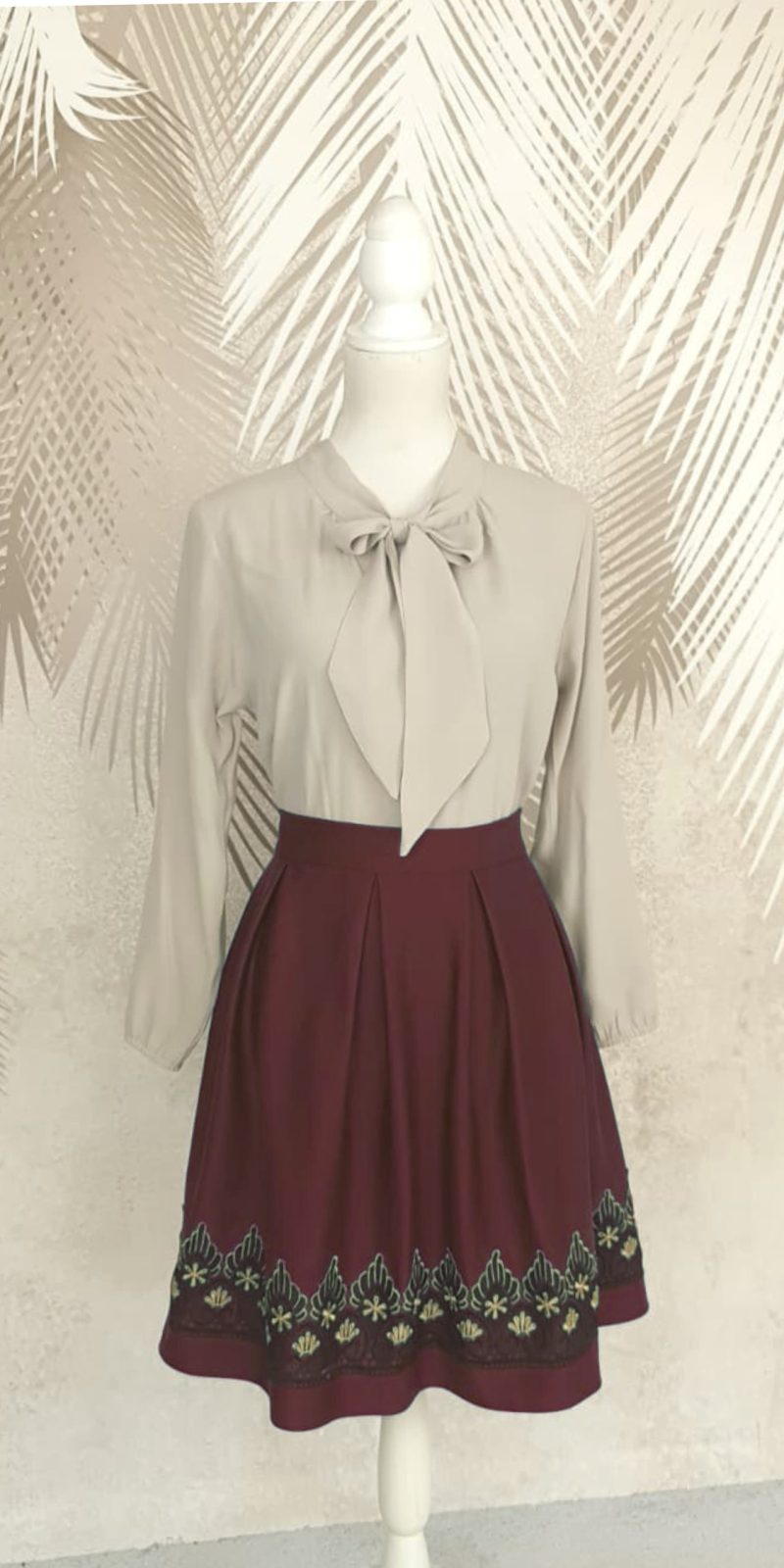 Compleu bluza bej si fusta visinie in pliuri cu broderie Eva