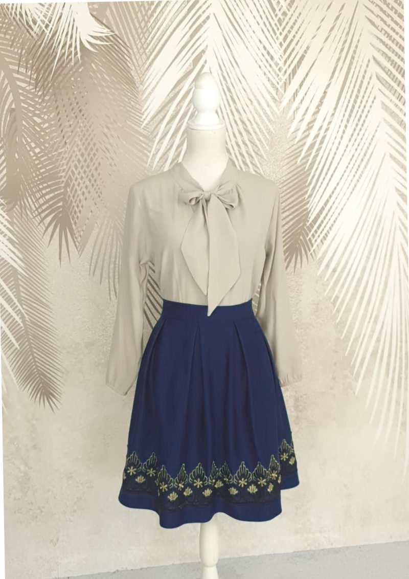 Compleu bluza bej si fusta bleumarin in pliuri cu broderie Eva