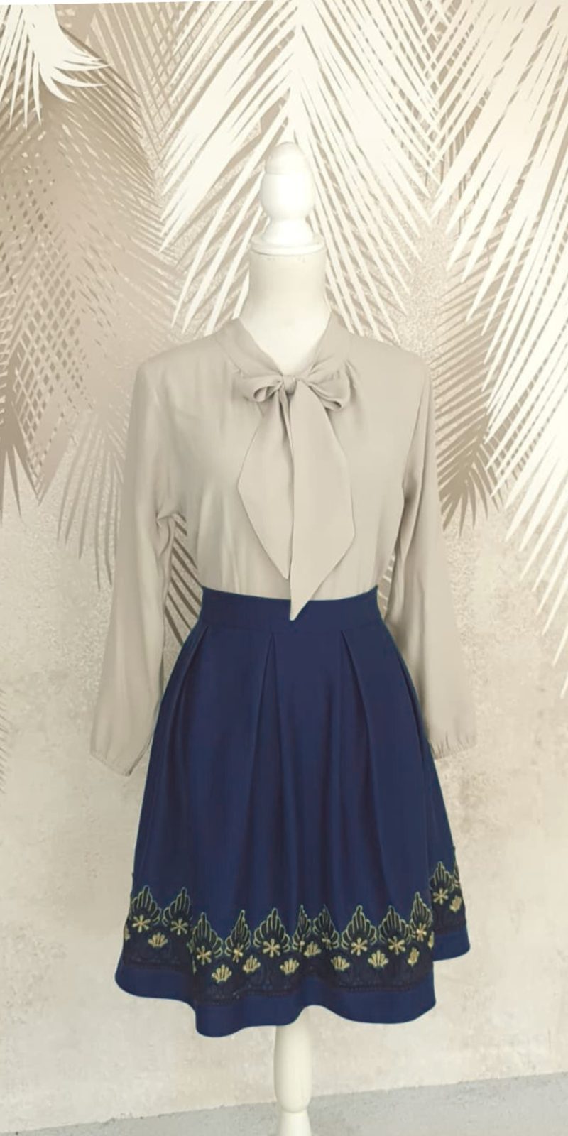Compleu bluza bej si fusta bleumarin in pliuri cu broderie Eva