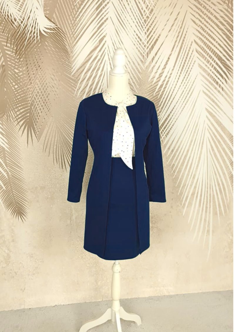 Compleu cardigan si fusta bleumarin si bluza alba cu buline colorate