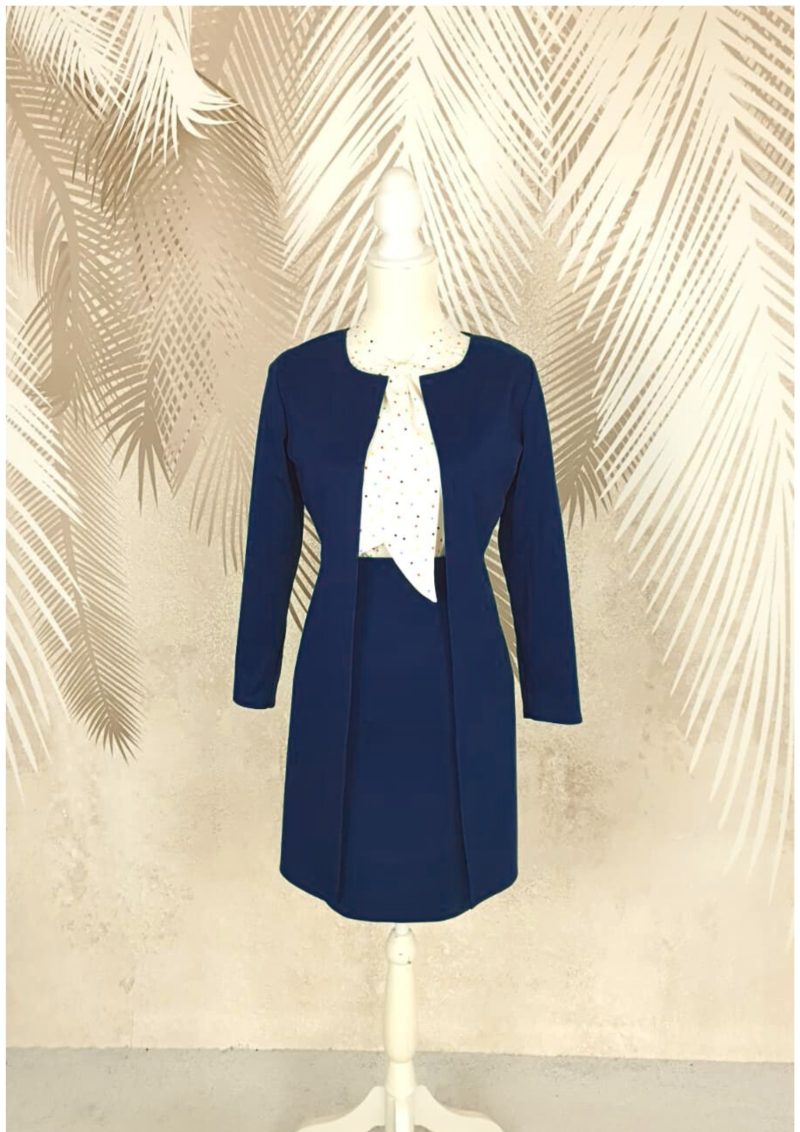 Compleu cardigan si fusta bleumarin si bluza alba cu buline colorate