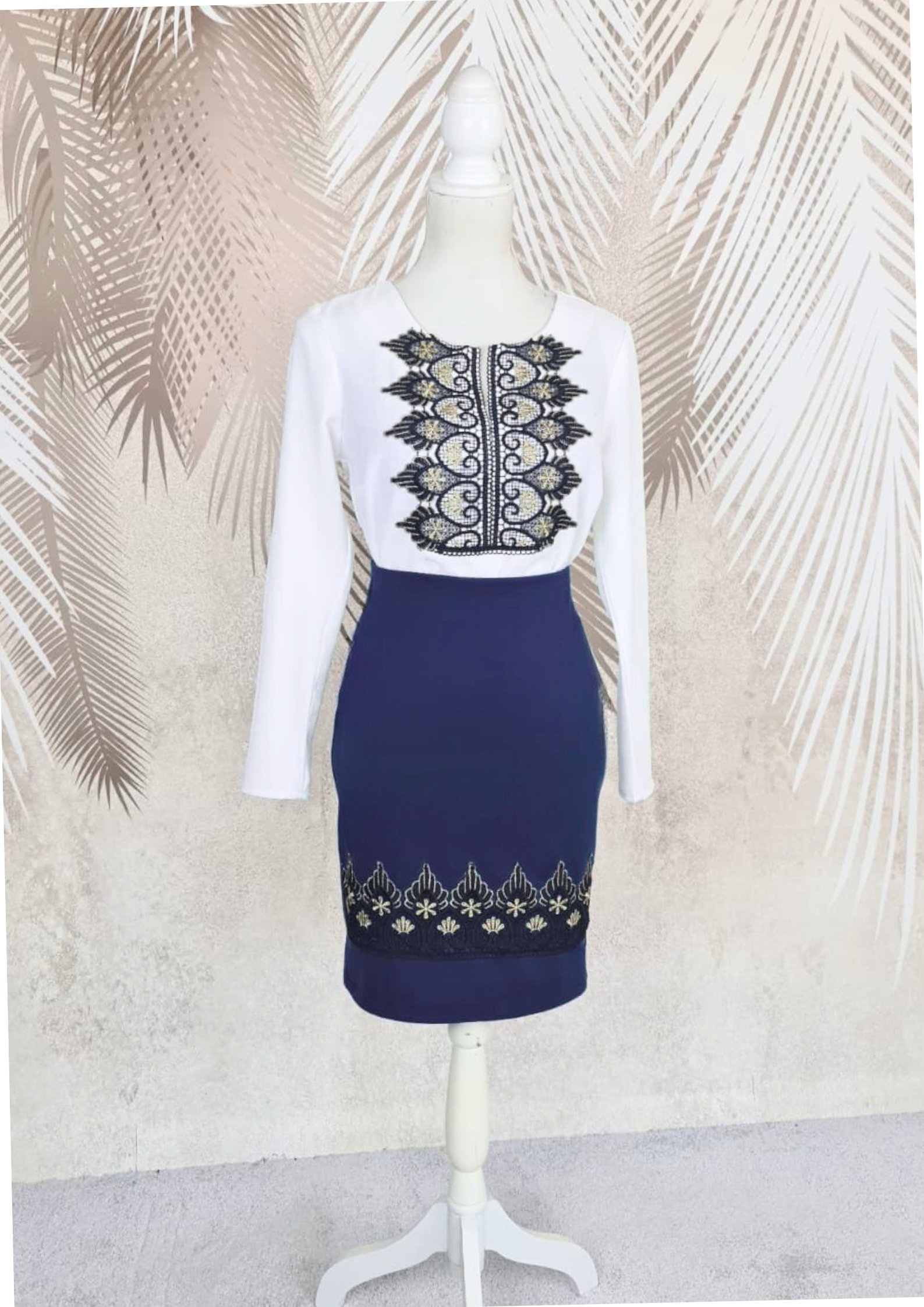 Fusta bleumarin cu broderie Eva