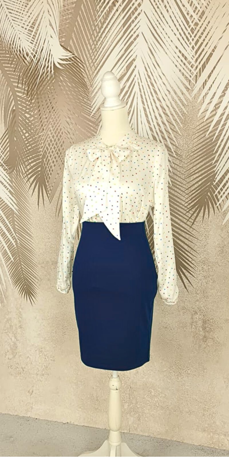 Compleu bluza alba cu buline colorate fusta conica bleumarin