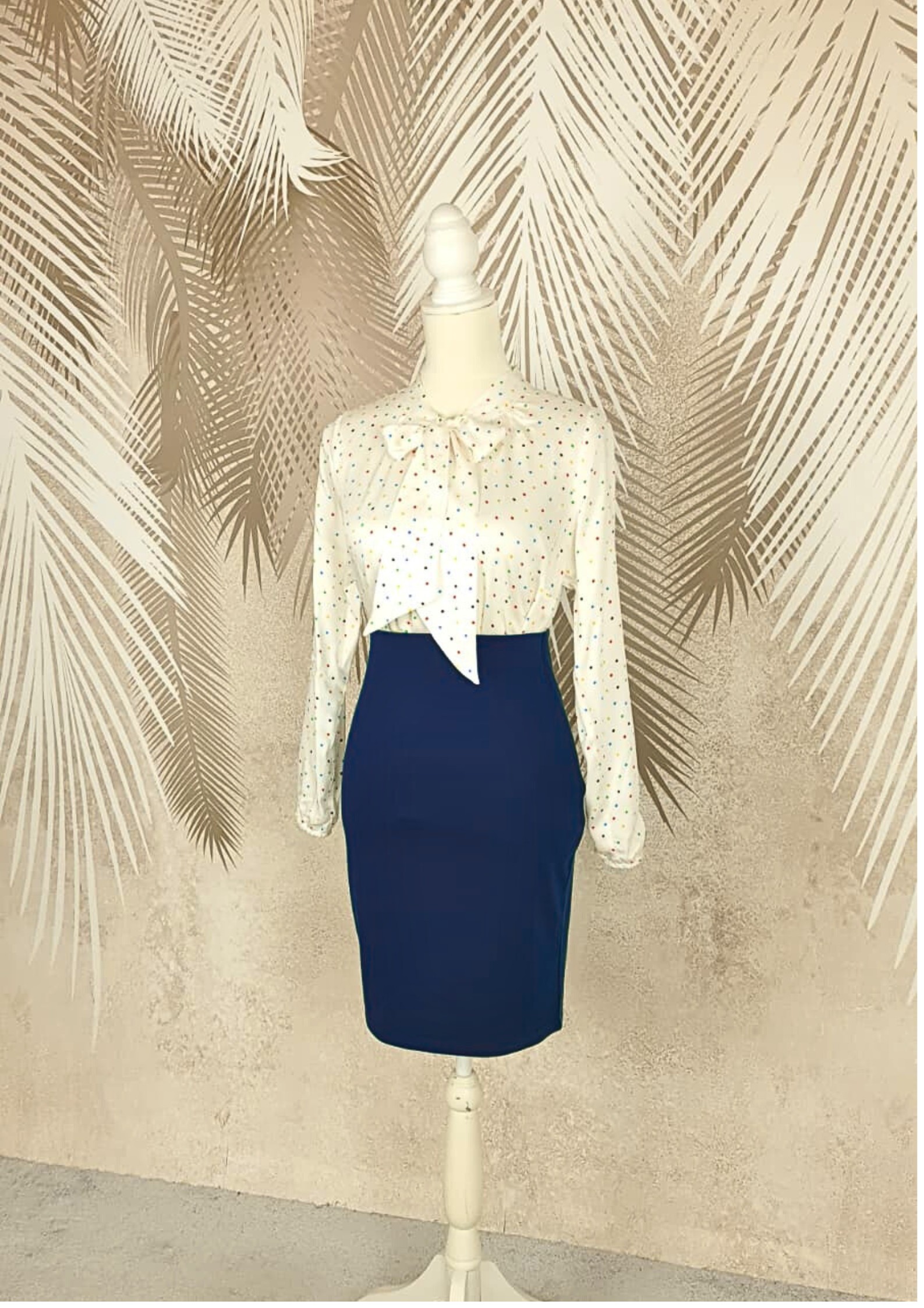 Compleu bluza alba cu buline colorate fusta conica bleumarin