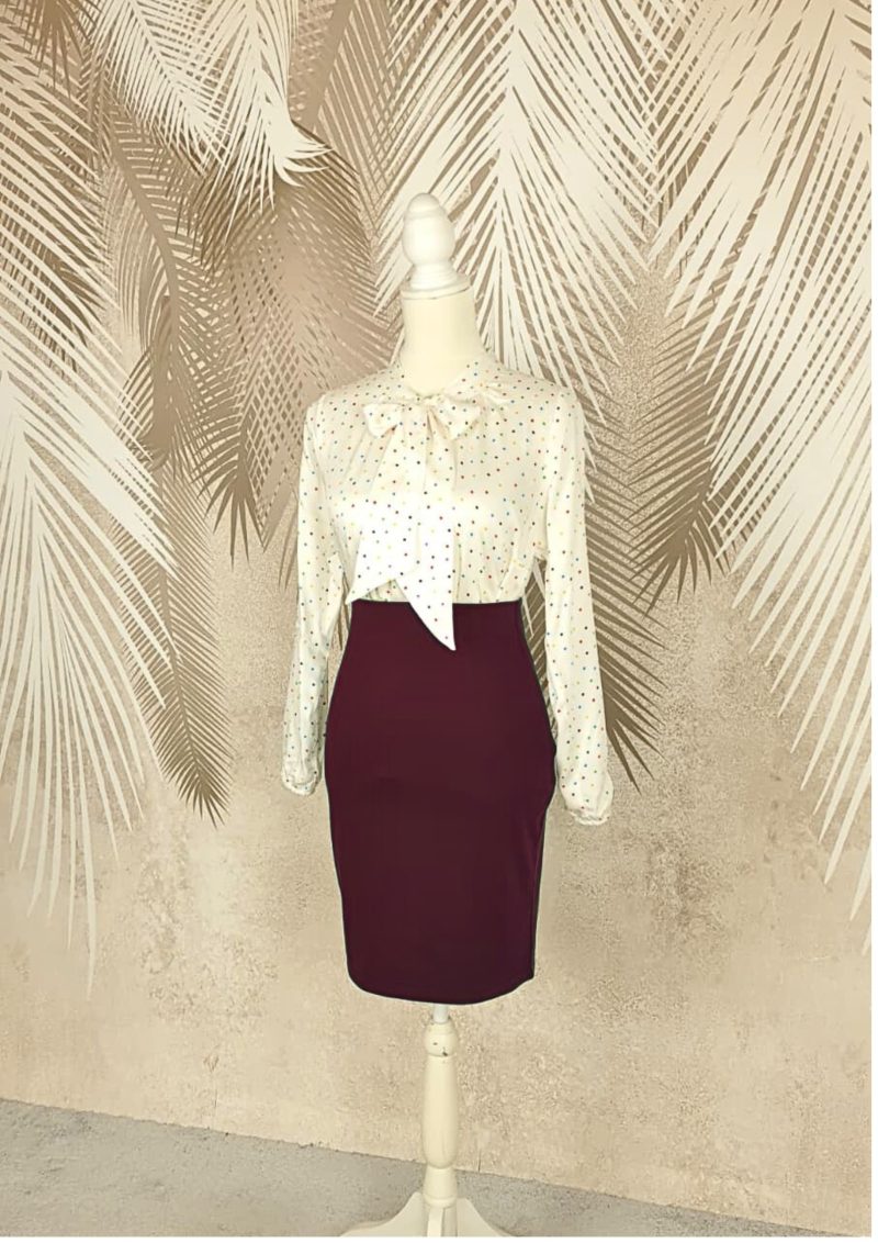Compleu bluza alba cu buline colorate fusta conica visinie