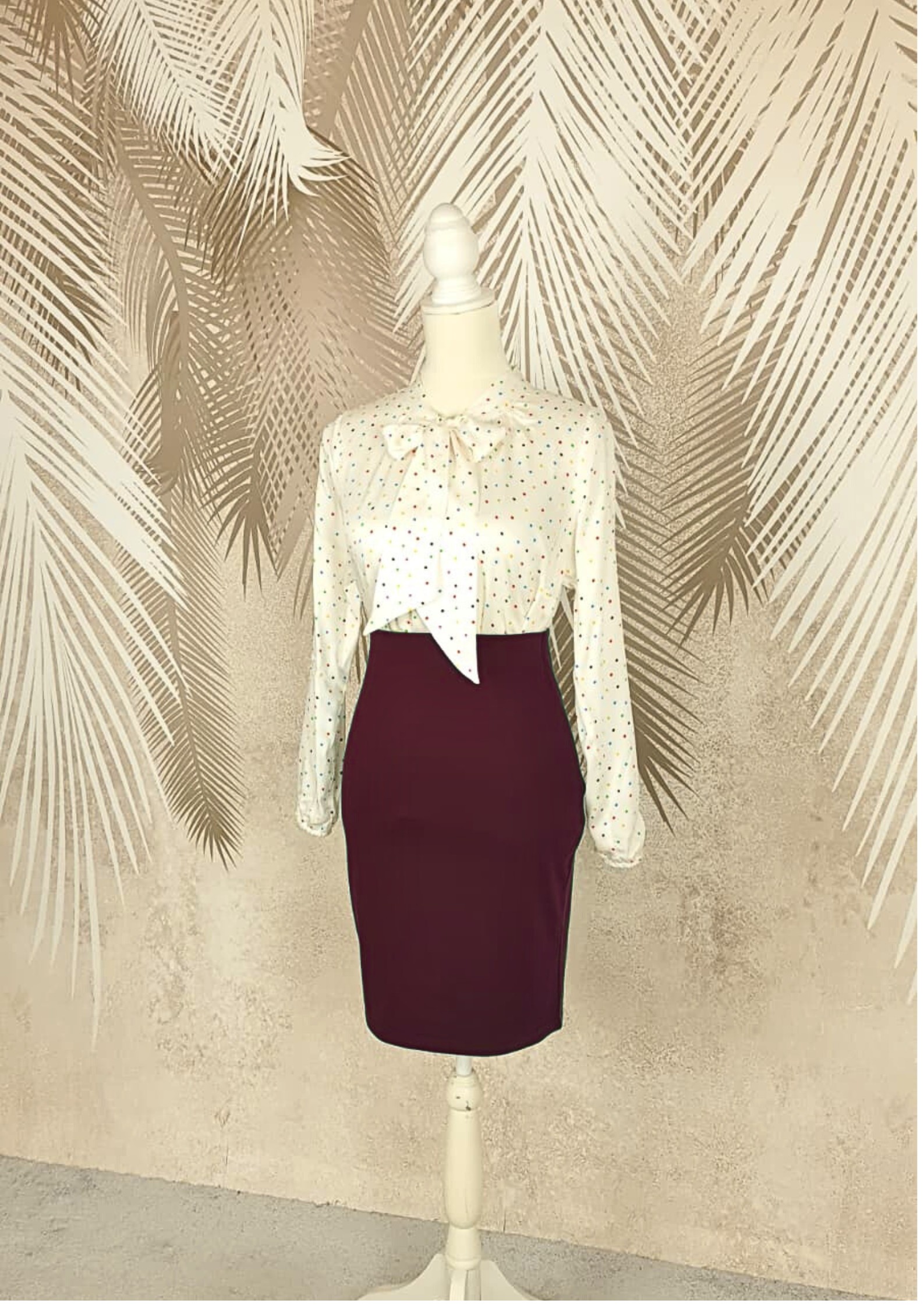 Compleu bluza alba cu buline colorate fusta conica visinie