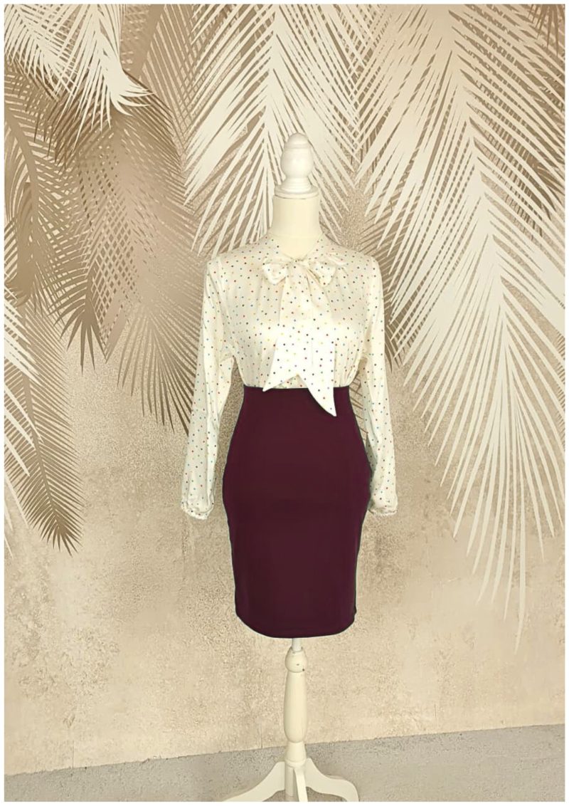 Compleu bluza alba cu buline colorate fusta conica visinie