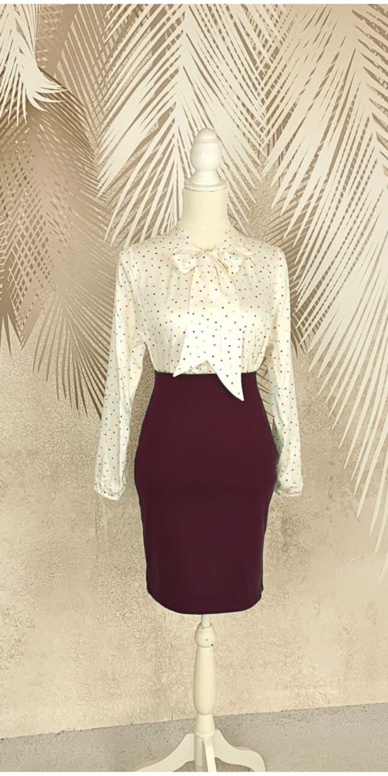 Compleu bluza alba cu buline colorate fusta conica visinie