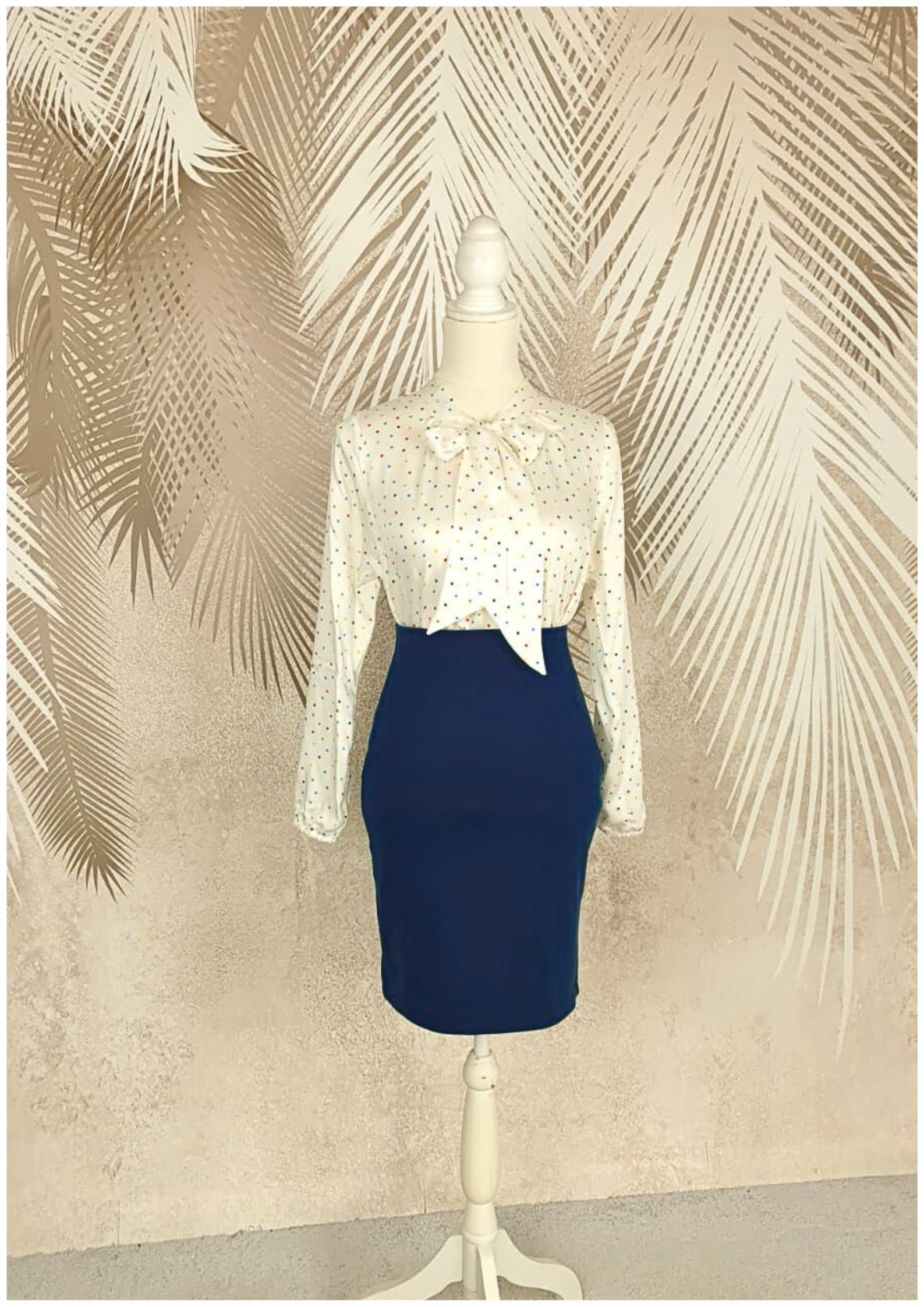 Compleu bluza alba cu buline colorate fusta conica bleumarin