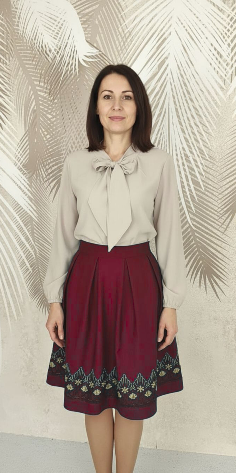 Compleu bluza bej si fusta visinie in pliuri cu broderie Eva